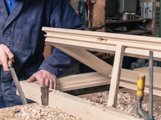 Realizzazione di telai in legno massello con ante in nobilitato di varie essenze, per la chiusura di nicchie o vani (caldaia, contatore, ecc.)